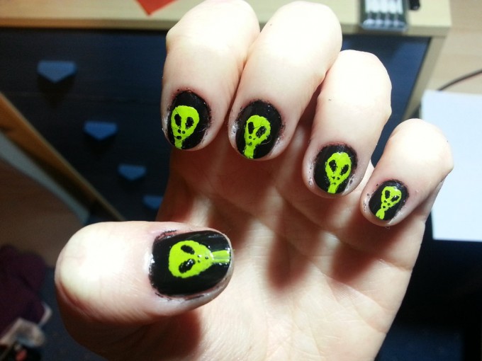 aliens spooky nail art design idea for halloween