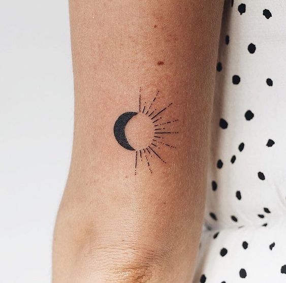 38 Amazing Small Sun and Moon Tattoo Ideas | Small hand tattoos, Moon tattoo,  Sun tattoos