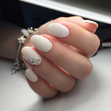 wedding nail art with pearls diamonds on single finger