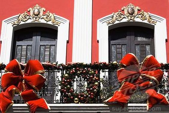 christmas balcony decoration ideas with wreath