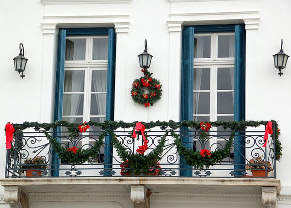 green and red christmas balcony decorating ideas