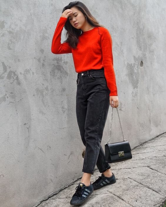 Черные брюки с красной блузкой