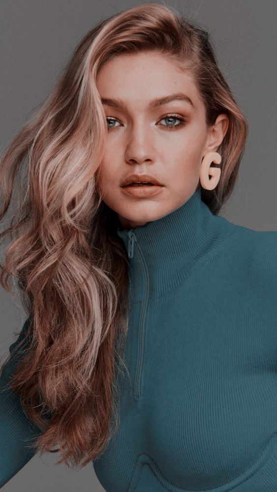 cute open hair with waves hairstyle for winter