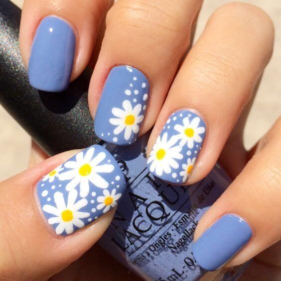 blue nails with white daisy flowers for summer