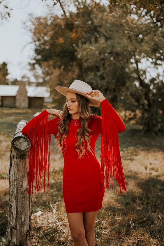 red full sleeves fringe dress with beige hat cowgirl outfit idea