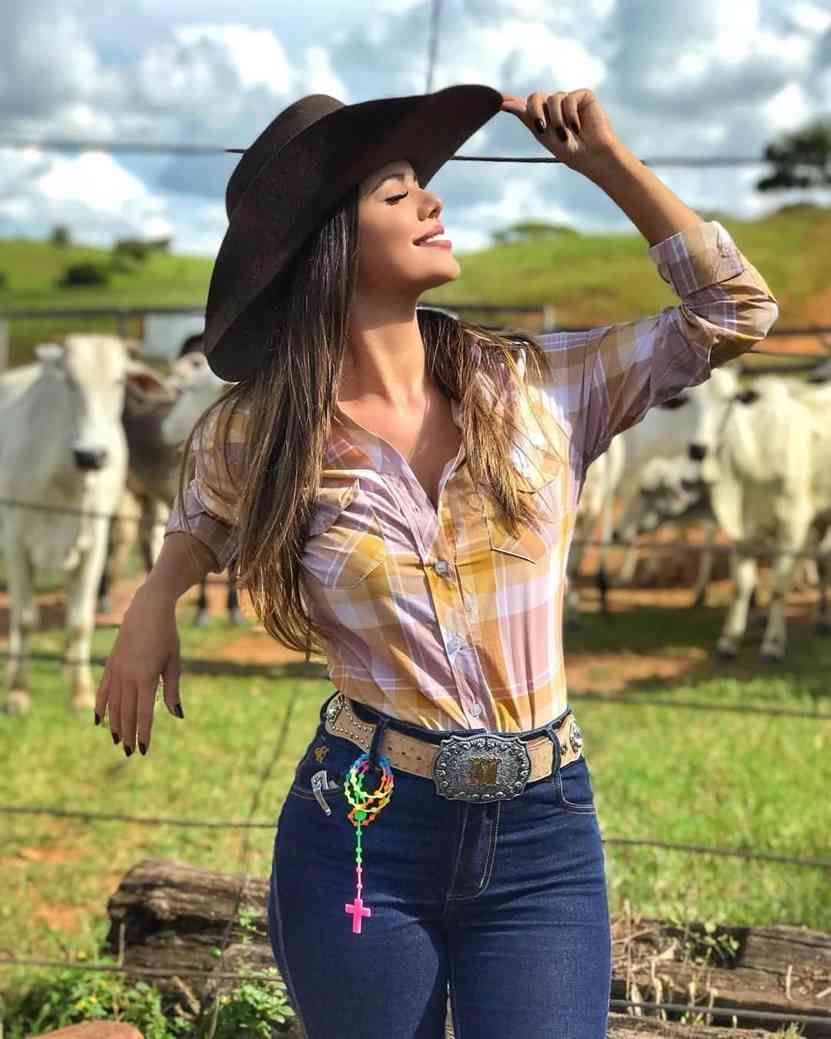mustard plaid shirt with dark brown hat and jeans cowgirl outfit idea