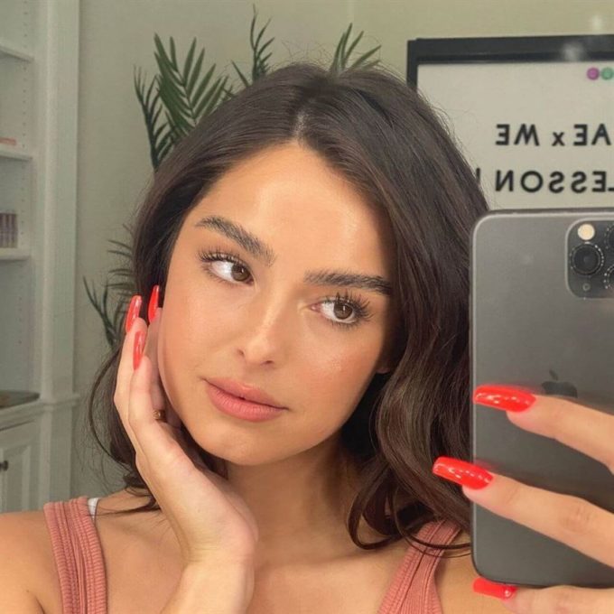 addison rae mirror selfie