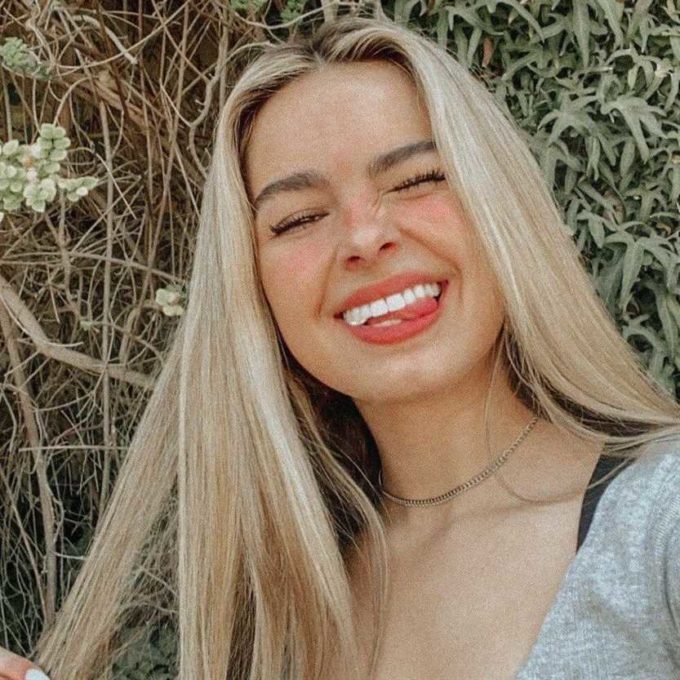 cute addison rae smiling picture