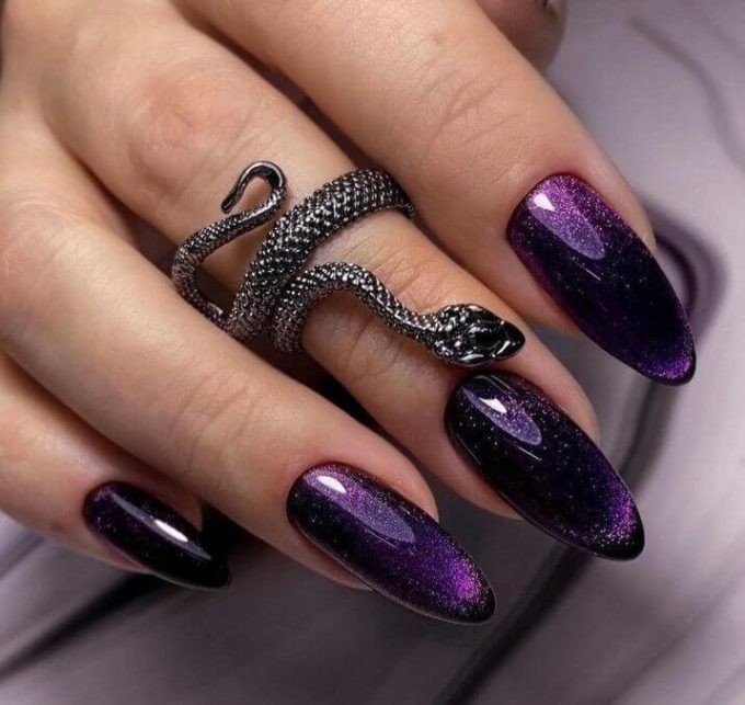 unique round deep purple and black tipped magical cat eye nail art design idea