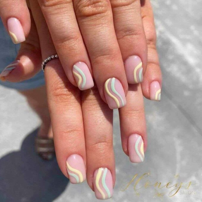 stylish swirls short gel nails designs