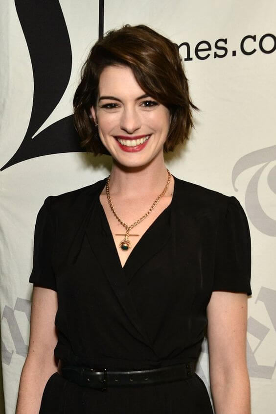 Anne Hathaway short layered bob hairstyle 