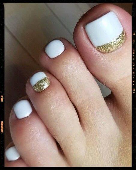 gold glitter with white toe nails art for summer